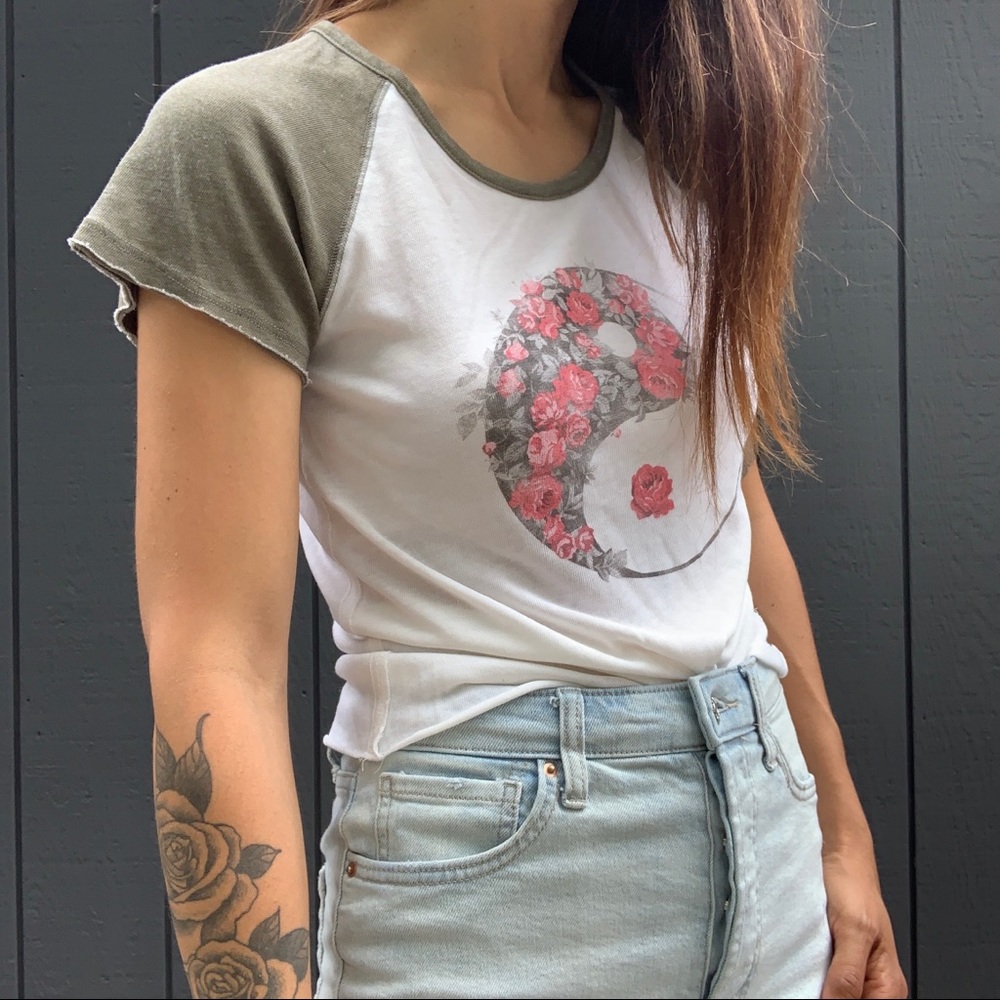 SOLD!!! Aeropostale 90s yin-yang baseball tee - Picture 1 of 5